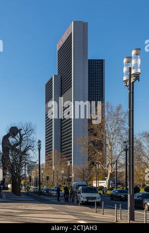 Frankfurt, Hessen, Deutschland: 'Westend Gate', ehemals Plaza Büro Center, zur Hälfte von Marriott Hotels Frankfurt besetzt. Links: Hämmernder Mann Stockfoto