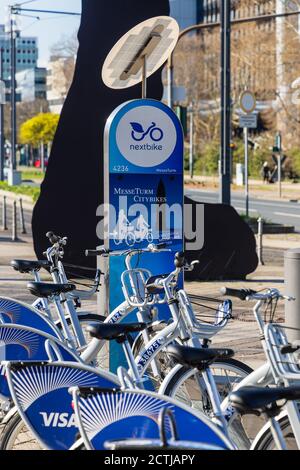 Frankfurt, Hessen, Deutschland: Eine solarbetriebene Mietstation von nextbike, einem deutschen Unternehmen, das öffentliche Bike-Sharing-Systeme entwickelt/betreibt Stockfoto