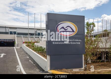 Das Sabah International Conference Centre (SICC), die größte eigens für Veranstaltungen, Ausstellungen und Unterhaltung in Ostmalaysien gebaute Anlage am Wasser Stockfoto