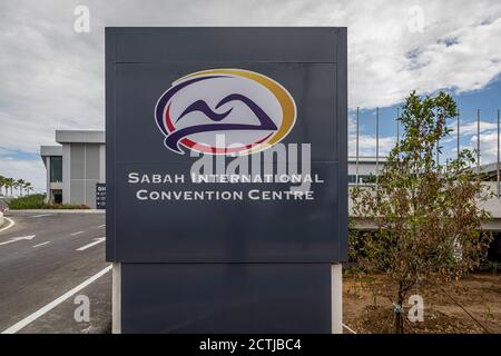 Das Sabah International Conference Centre (SICC), die größte eigens für Veranstaltungen, Ausstellungen und Unterhaltung in Ostmalaysien gebaute Anlage am Wasser Stockfoto