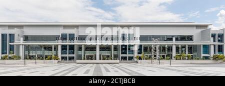 Das Sabah International Conference Centre (SICC), die größte eigens für Veranstaltungen, Ausstellungen und Unterhaltung in Ostmalaysien gebaute Anlage am Wasser Stockfoto