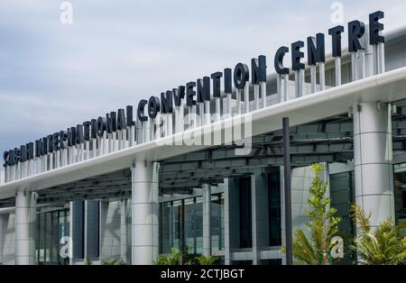 Das Sabah International Conference Centre (SICC), die größte eigens für Veranstaltungen, Ausstellungen und Unterhaltung in Ostmalaysien gebaute Anlage am Wasser Stockfoto