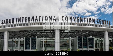 Das Sabah International Conference Centre (SICC), die größte eigens für Veranstaltungen, Ausstellungen und Unterhaltung in Ostmalaysien gebaute Anlage am Wasser Stockfoto