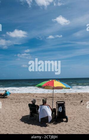 Delray Beach, Florida. Strandbesucher genießen einen Tag in der Sonne in diesem tropischen Paradies Stockfoto