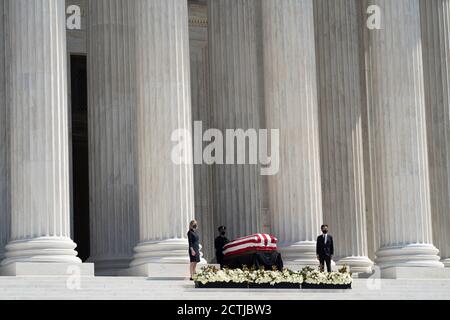 Washington, District of Columbia, USA. September 2020. Gerechtigkeit Ruth Bader Ginsburgs mit Flagge drapierte Schatulle in den USA ruht am Mittwoch vor dem Obersten Gerichtshof in Ruhe. Ginsburg, 87, starb am 18. September an Krebs. Quelle: SAIT Serkan Gurbuz/ZUMA Wire/Alamy Live News Stockfoto