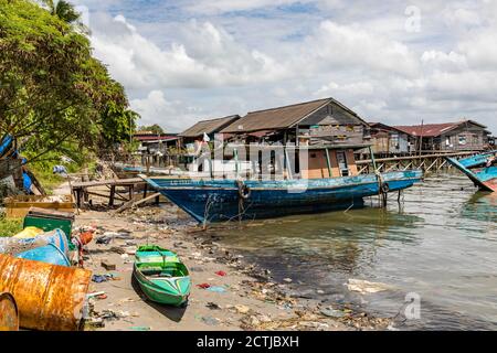 Sandakan, Sabah, Malaysia: Stilhouses des Pukat Village, einem Fischerdorf an der Jalan Bokara im Süden von Sandakan. Stockfoto