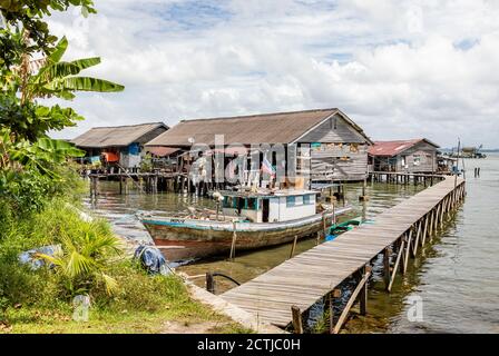 Sandakan, Sabah, Malaysia: Stilhouses des Pukat Village, einem Fischerdorf an der Jalan Bokara im Süden von Sandakan. Stockfoto