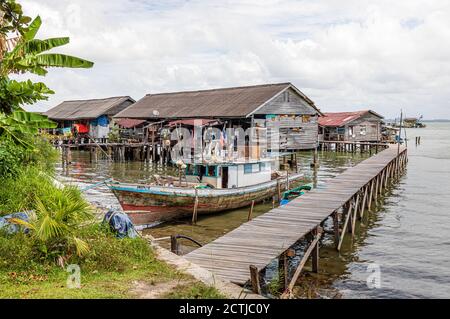 Sandakan, Sabah, Malaysia: Stilhouses des Pukat Village, einem Fischerdorf an der Jalan Bokara im Süden von Sandakan. Stockfoto