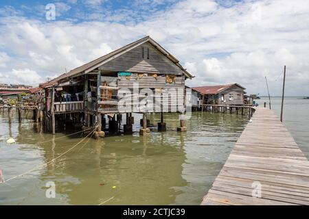 Sandakan, Sabah, Malaysia: Stilhouses des Pukat Village, einem Fischerdorf an der Jalan Bokara im Süden von Sandakan. Stockfoto