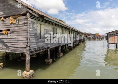 Sandakan, Sabah, Malaysia: Stilhouses des Pukat Village, einem Fischerdorf an der Jalan Bokara im Süden von Sandakan. Stockfoto