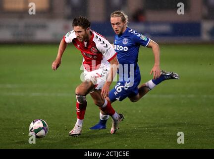 Fleetwood Town Wes Burns und Everton Tom Davies kämpfen um den Ball während der Carabao Cup dritten Runde Spiel im Highbury Stadium, Fleetwood. Stockfoto