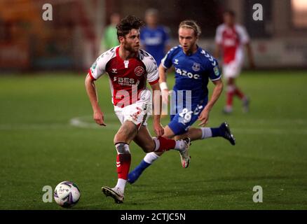 Fleetwood Town Wes Burns und Everton Tom Davies kämpfen um den Ball während der Carabao Cup dritten Runde Spiel im Highbury Stadium, Fleetwood. Stockfoto