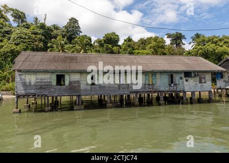 Sandakan, Sabah, Malaysia: Stilhouses des Pukat Village, einem Fischerdorf an der Jalan Bokara im Süden von Sandakan. Stockfoto