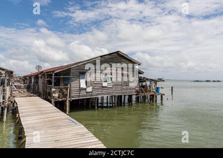 Sandakan, Sabah, Malaysia: Stilhouses des Pukat Village, einem Fischerdorf an der Jalan Bokara im Süden von Sandakan. Stockfoto