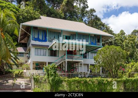 Sandakan, Sabah, Malaysia: Ein 2-stöckiges Haus im typischen Kolonialstil in Kampung Pasir Putih, von Jalan Bokara aus gesehen. Stockfoto