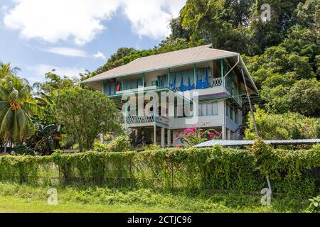 Sandakan, Sabah, Malaysia: Ein 2-stöckiges Haus im typischen Kolonialstil in Kampung Pasir Putih, von Jalan Bokara aus gesehen. Stockfoto