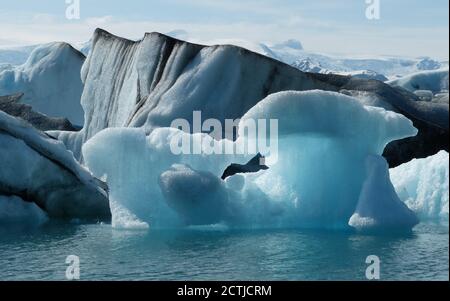 Gletscherlagune Jokulsarlon in Island. Naturwunder. Wunderschöne blaue Eisscholle. Surrealer Eisberg. Szene mit weißem Schnee. Erstaunliche nördliche isländische Natur. Stockfoto