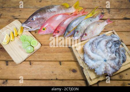 Karibischer frischer Fisch Meeresfrüchte auf altem Holztisch. Draufsicht. Nahaufnahme. Stockfoto