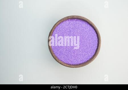 Schuss von violettem Sand in einer Schüssel Stockfoto