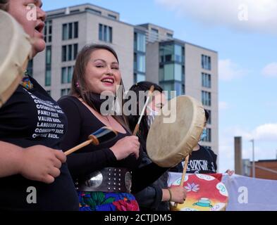 Ottawa, Kanada. September 2020. Lokale First Nations-Gruppen versammeln sich, um zeremonielle Lieder zu singen und Raum zu halten, um verschiedene Ungerechtigkeiten der kanadischen Behörden an die Spitze zu bringen, und in Solidarität mit Mi'kmaq-Kriegern in Cape Breton, Nova Scotia, die derzeit für ihre verfassungsmäßigen Rechte auf Hummer kämpfen. Die Veranstaltung fand direkt vor dem Senat statt, wo gleichzeitig die Thronrede vorgestellt wurde. Kredit: Meanderingemu/Alamy Live Nachrichten Stockfoto