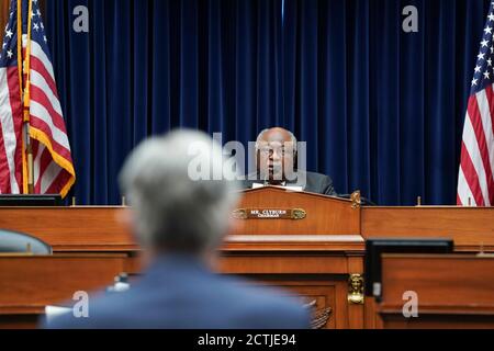 Washington, DC, USA. September 2020. James Clyburn (Demokrat von South Carolina), Vorsitzender des US House Select Subcommittee on the Coronavirus, spricht als Jerome Powell, Vorsitzender der US Federal Reserve, links, während einer Anhörung in Washington, DC, USA, am Mittwoch, den 23. September 2020 zuhört. Powell sagte gestern, dass die US-Wirtschaft noch einen langen Weg vor sich habe, bis sie sich vollständig von der Coronavirus-Pandemie erholt habe und weitere Unterstützung benötige. Quelle: Stefani Reynolds/Pool via CNP Quelle: dpa/Alamy Live News Stockfoto