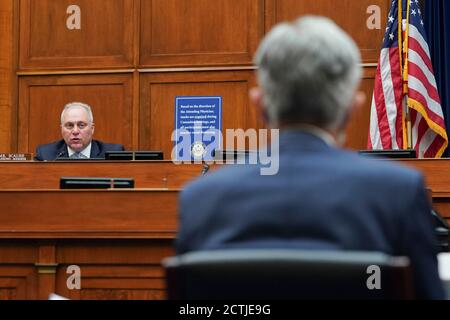 Washington, DC, USA. September 2020. United States House Minority Whip Steve Scalise (Republikaner von Louisiana), Ranking Member, US House Select Subcommittee on the Coronavirus Crisis, spricht während einer Anhörung in Washington, DC, USA, am Mittwoch, den 23. September 2020, Jerome Powell, Vorsitzender der US Federal Reserve, Right, zuhört. Powell sagte gestern, dass die US-Wirtschaft noch einen langen Weg vor sich habe, bis sie sich vollständig von der Coronavirus-Pandemie erholt habe und weitere Unterstützung benötige. Quelle: Stefani Reynolds/Pool via CNP Quelle: dpa/Alamy Live News Stockfoto