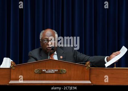 Washington, DC, USA. September 2020. James Clyburn (Demokrat von South Carolina), Vorsitzender des US House Select Unterausschusses zur Coronavirus-Krise, spricht während einer Anhörung in Washington, DC, USA, am Mittwoch, den 23. September 2020. Der Vorsitzende der US-Notenbank, Jerome Powell, sagte gestern, dass die US-Wirtschaft noch einen langen Weg vor sich habe, bis sie sich vollständig von der Coronavirus-Pandemie erholt habe und weitere Unterstützung benötige. Quelle: Stefani Reynolds/Pool via CNP Quelle: dpa/Alamy Live News Stockfoto