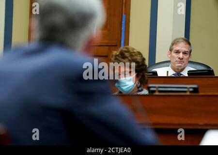 Washington, DC, USA. September 2020. Der US-amerikanische Repräsentant Jim Jordan (Republikaner von Ohio), rechts, hört während eines Unterausschusses des US-Repräsentantenhauses zur Anhörung der Coronavirus-Krise mit Jerome Powell, dem Vorsitzenden der US-Notenbank, links, am Mittwoch, dem 23. September 2020 in Washington, DC, USA. Powell sagte gestern, dass die US-Wirtschaft noch einen langen Weg vor sich habe, bis sie sich vollständig von der Coronavirus-Pandemie erholt habe und weitere Unterstützung benötige. Quelle: Stefani Reynolds/Pool via CNP Quelle: dpa/Alamy Live News Stockfoto