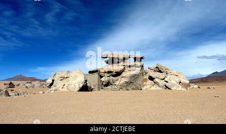 Seltsame Felsformationen in der Wüste Atacama, Plateau Altiplano, Bolivien. Vulkanische Steine. Valle of the Rocas. Surreale Klippen. Atemberaubende Landschaft. Stockfoto