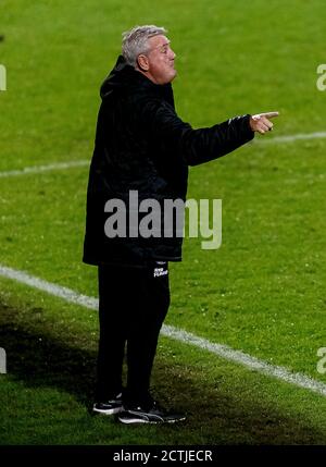 Morecambe, Großbritannien. September 2020. Newcastle United Manager Steve Bruce beim Carabao Cup Third Round Match zwischen Morecambe und Newcastle United in der Globe Arena am 23. September 2020 in Morecambe, England. (Foto von Daniel Chesterton/phcimages.com) Quelle: PHC Images/Alamy Live News Stockfoto