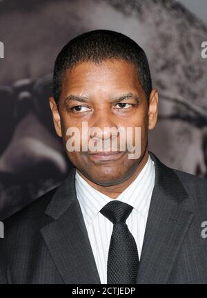 Denzel Washington kommt im 'The Book of Eli' Los Angeles Premiere im Grauman's Chinese Theatre in Hollywood, CA am 11.Jan. 2010 Stockfoto