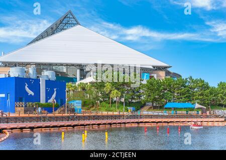 yokohama, japan - juli 19 2020: Kinder genießen Boot Pedalo vor dem Aqua Museum des Vergnügungsparks von Yokohama Hakkeijima Sea Paradise. Stockfoto