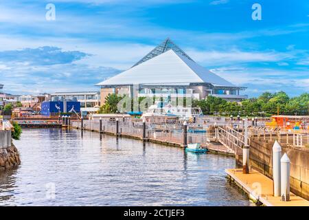 yokohama, japan - juli 19 2020: Ponton vor dem Aqua Museum des Vergnügungsparks von Yokohama Hakkeijima Sea Paradise. Stockfoto