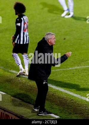 Morecambe, Großbritannien. September 2020. Newcastle United Manager Steve Bruce beim Carabao Cup Third Round Match zwischen Morecambe und Newcastle United in der Globe Arena am 23. September 2020 in Morecambe, England. (Foto von Daniel Chesterton/phcimages.com) Quelle: PHC Images/Alamy Live News Stockfoto