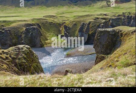 Grüne Natur in Island. Atemberaubender und magischer Fjadrargljufur Canyon. Fjadra River. Natürliche isländische Landschaft. Märchenhaft wie tiefe Schlucht. Stockfoto