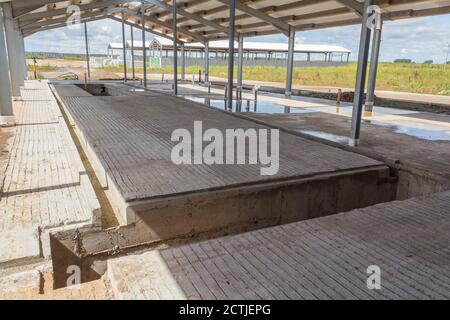 Betonboden mit Gebäude im Bau. Betonboden des Bodens. Bau des Hangars Stockfoto