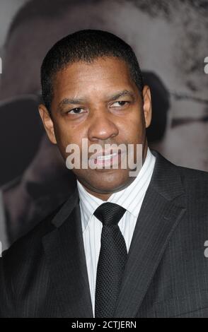 Denzel Washington kommt im 'The Book of Eli' Los Angeles Premiere im Grauman's Chinese Theatre in Hollywood, CA am 11.Jan. 2010 Stockfoto