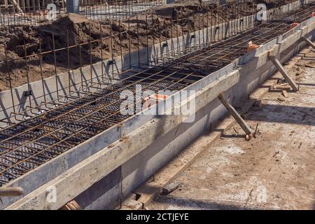 Betonieren der Basis des Gebäudes. Bauarbeiter Beton Gießen während der gewerblichen Betonierböden des Gebäudes auf der Baustelle Stockfoto