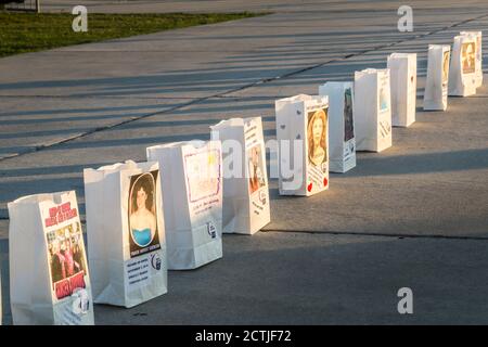 Papiertüten-Koryphäen ehren Krebsüberlebende bei einer Veranstaltung der American Cancer Society Relay for Life in Gulfport, Mississippi Stockfoto