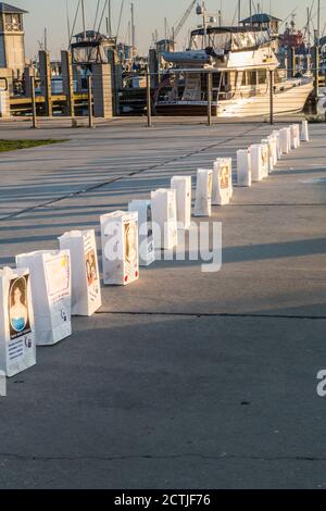 Papiertüten-Koryphäen ehren Krebsüberlebende bei einer Veranstaltung der American Cancer Society Relay for Life in Gulfport, Mississippi Stockfoto