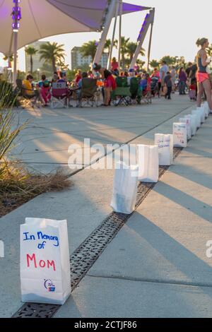 Papiertüten-Koryphäen ehren Krebsüberlebende bei einer Veranstaltung der American Cancer Society Relay for Life in Gulfport, Mississippi Stockfoto