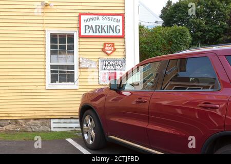 Honor System Pay Parkplatz Schild und Geldkasten Stockfoto