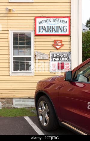 Honor System Pay Parkplatz Schild und Geldkasten Stockfoto