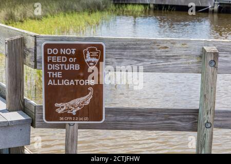 Alligator Warnschild in der Davis Bayou Gegend der Gulf Islands National Seashore in Ocean Springs, Mississippi Stockfoto