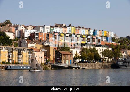 Farbige Häuser auf Cliftonwood Crescent und Old School Lane, Floating Dock, Bristol, England. September 2020 Stockfoto