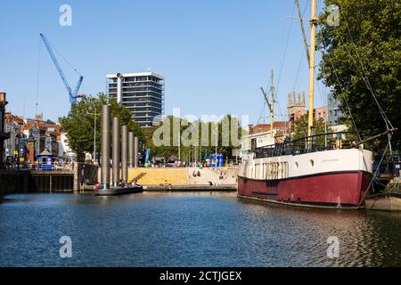 Corrine Marin liegt an den Cascade Steps, Harbourside, Floating Dock, Bristol, England. September 2020 Stockfoto