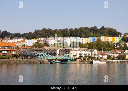 Farbige Häuser auf Cliftonwood Crescent und Old School Lane hinter Pooles Wharf Marina. Bristol, England. September 2020 Stockfoto