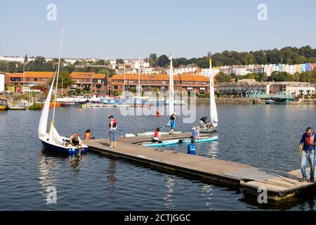 Leute, die Segeljollen im Cottage Landing, Floating Dock, Bristol, England vorbereiten. September 2020 Stockfoto