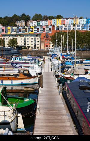 Farbenfrohe Häuser an der Old School Lane und Cliftonwood Crescent von der Bristol Marina aus gesehen. Bristol, England. September 2020 Stockfoto