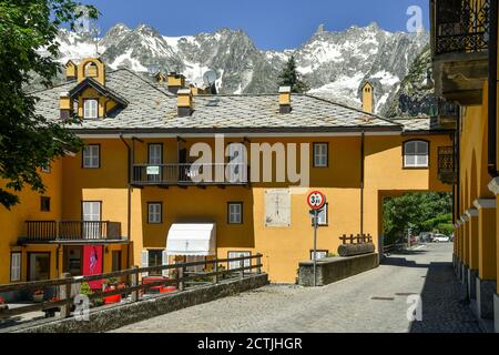 Ein Berghaus mit dem typischen Dach in Steinplatten am Fuße des Mont Blanc Massivs im Sommer, Courmayeur, Aosta, Italien Stockfoto